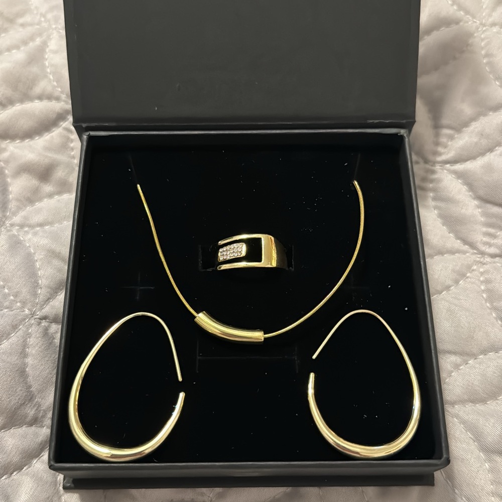 Set of necklace , ring and earrings gold